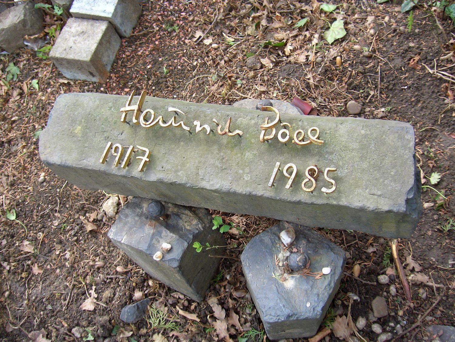 Auf dem Mertener Friedhof liegt Ehrenbürger Heinrich Böll neben seiner Frau Annemarie begraben.