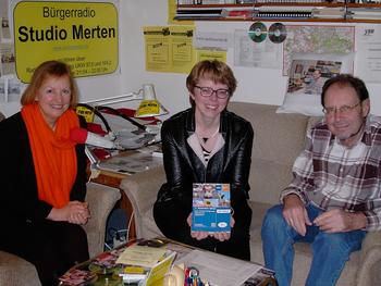 Zu Gast im Radio (v. l.): Hildegard Niehus und Annemarie Schwartmanns im Gespräch mit Moderator Otto Ganser. FOTO: RADIO STUDIO MERTEN