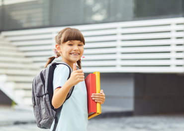 Kind auf dem Weg zur Schule