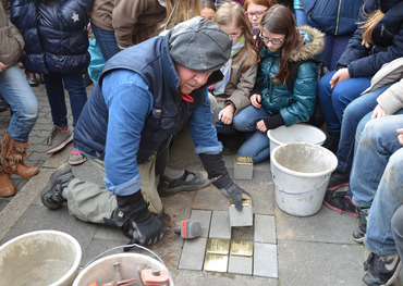 Gunter Demnig bei der Verlegung von Stolpersteinen in Merten 2014