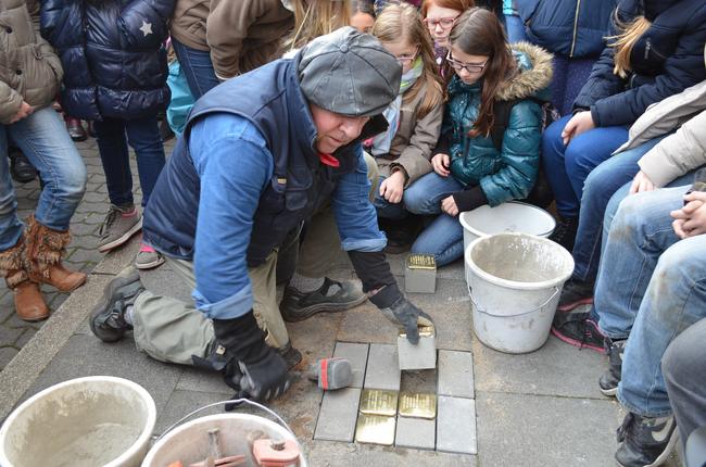 Gunter Demnig bei der Verlegung von Stolpersteinen in Merten 2014