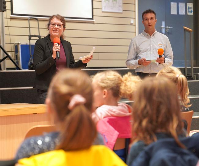 Dr. Linda Taft begrüßt die Teilnehmenden