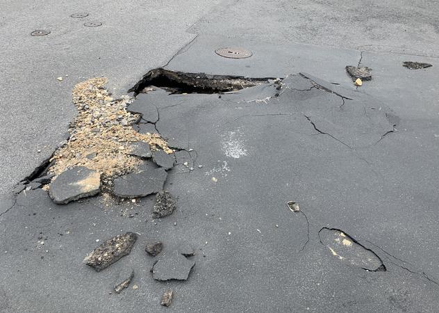 Das Wasser hat an der Kreuzung Rüttersweg/Broichgasse ein Loch in den Asphalt gerissen