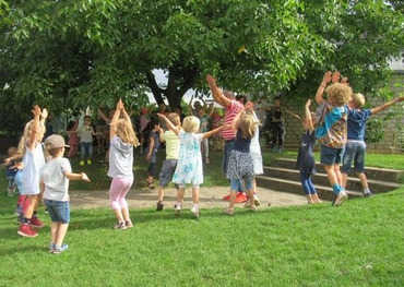 Künstler Ralf Dreßen begeistert mit seinem Mitsingkonzert