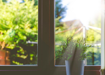 Sonne strahlt durchs Fenster