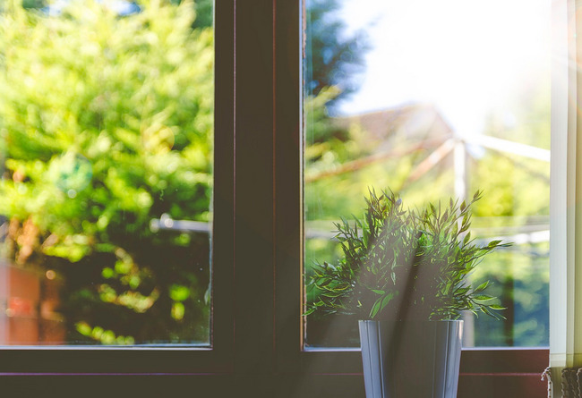 Heiße Sommertage sind längst keine Seltenheit mehr Sonne strahlt durchs Fenster