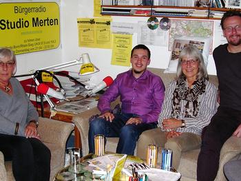 Zu Gast im Radio Studio Merten (v. l.): Marie-Therese van den Bergh, Maximilian Burghoff-Hernandez, Ute Schäfer-Klar und Silvio Jander