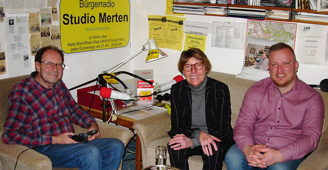 Im Studio Merten (v.l.n.r.): Otto Ganser, Bettina Böttinger, Dominik Pinsdorf. Foto: Studio Merten