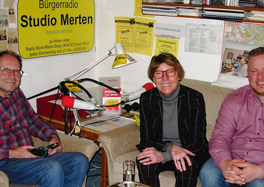 Im Studio Merten (v.l.n.r.): Otto Ganser, Bettina Böttinger, Dominik Pinsdorf. Foto: Studio Merten