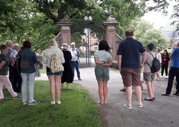 Dr. Peter Tourné führt eine Gruppe durch die jüdische Geschichte von Rösberg. Foto: Christine Tourné