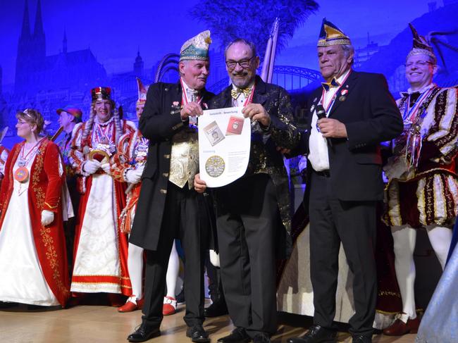 Stellvertretend für die Dorfgemeinschaften, Ortsausschüsse und Vereinsgemeinschaften händigen Wolfgang Mertgen (rechts) und Josef Breuer dem Bürgermeister den Bierdeckel-Vertrag aus