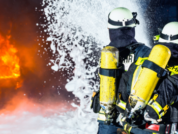 Feuerwehr löscht Brand