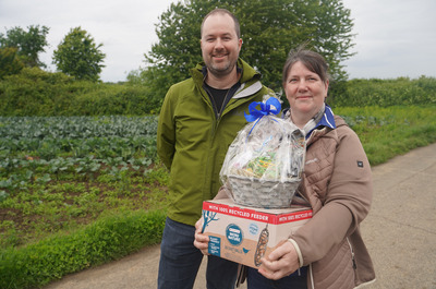 Karin Dilgen aus Wesseling mit dem Korb von Norbert Wirtz Agrarhandel