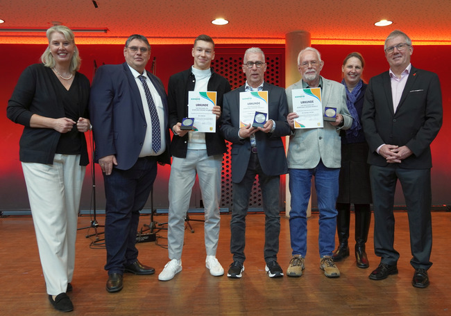 Bei der Preisverleihung (von rechts nach links): Bürgermeister Christoph Becker, Beigeordnete Alice von Bülow, Preisträger Dr. Michael Pacyna, Preisträger Thomas Beckenhusen, Preisträger Nils Bargon, Ausschussvorsitzender Michael Söllheim und Ehrenamtskoordinatorin Sabine Hübel