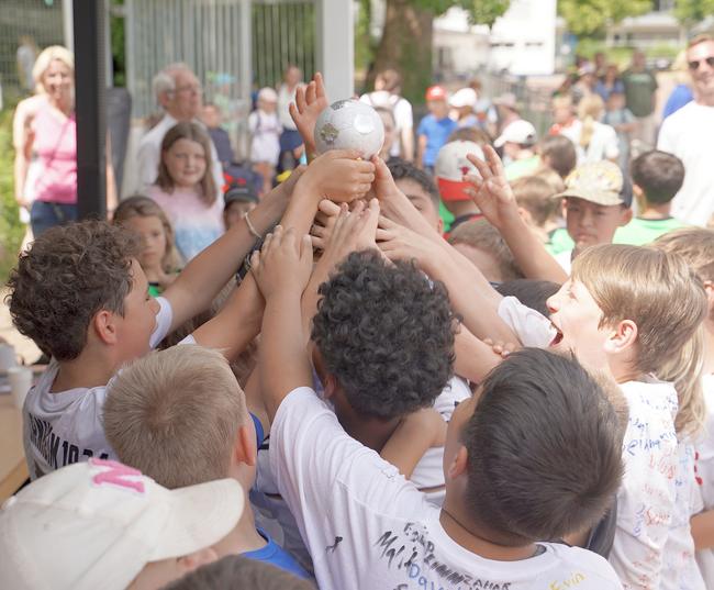 So sehen Sieger aus: Das Jungenteam der Johann-Wallraf-Schule Bornheim durfte beim Fußball-Grundschul-Cup in diesem Jahr den Pokal in den Himmel recken