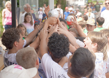 So sehen Sieger aus: Das Jungenteam der Johann-Wallraf-Schule Bornheim durfte beim Fußball-Grundschul-Cup in diesem Jahr den Pokal in den Himmel recken