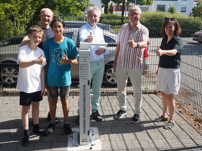 Stellten die neue Fahrradreparaturstation vor (v.r.): Gabriele Jahn, Christoph Becker, Christian Dubois, Nadi Tias, Artur Maurer und Lennard