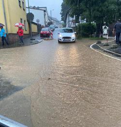 Starkregenüberflutete Straße in Bornheim