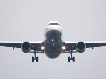 Flugzeuge im Landeanflug auf den Köln Bonn Airport sorgen für Fluglärm über Bornheim