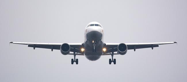 Flugzeuge im Landeanflug auf den Köln Bonn Airport sorgen für Fluglärm über Bornheim