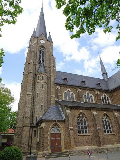 Die Katholische Kirche Sankt Aegidius im Ortskern. FOTO: MICHAEL PACYNA