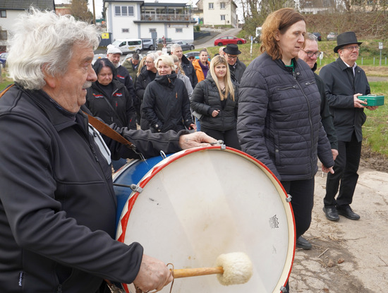 Der Trauerzug zieht Richtung Rheinufer