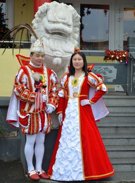 Prinz Shu I. aus Bornheim-Hersel und Prinzessin Xin Ying I. führen die Jecken in Bonn-Buschdorf an.