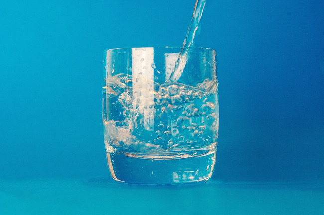 Bei hohen Temperaturen sollte man ausreichend Wasser trinken