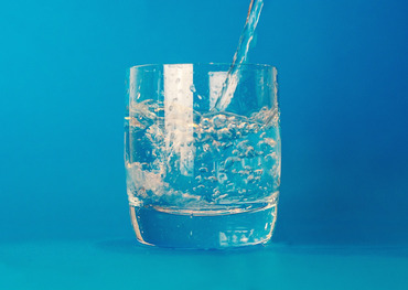 Bei hohen Temperaturen sollte man ausreichend Wasser trinken