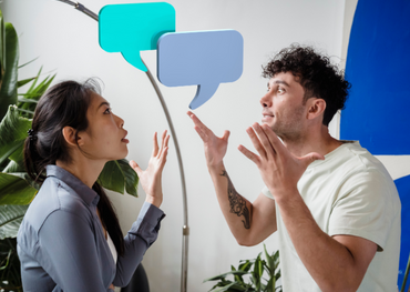 Zwei Menschen miteinander im Dialog