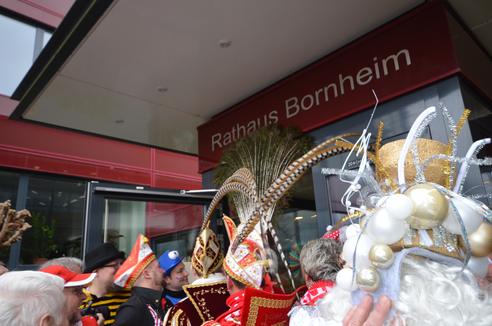 Die Bornheimer Tollitäten dringen ins Rathaus ein