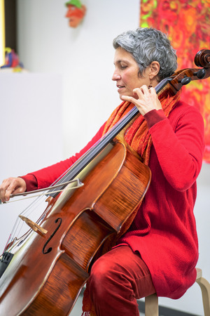 Das Bild zeigt die Cellistin Donja Dzember im Halbprofil beim Spielen ihres Instruments.