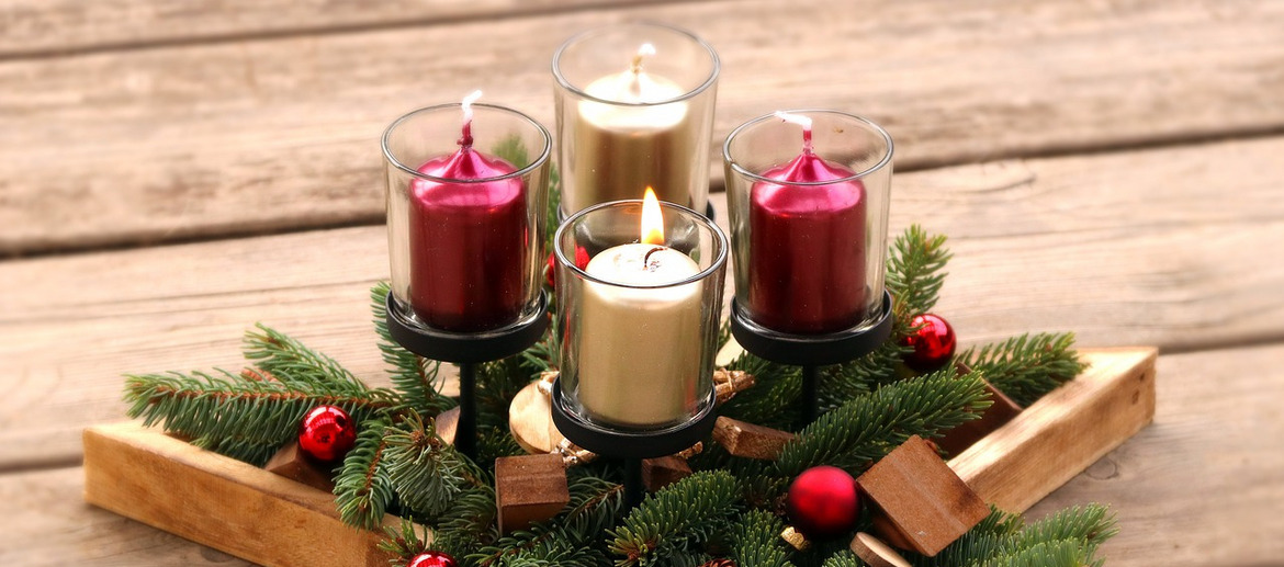 Adventskranz mit brennender Kerze