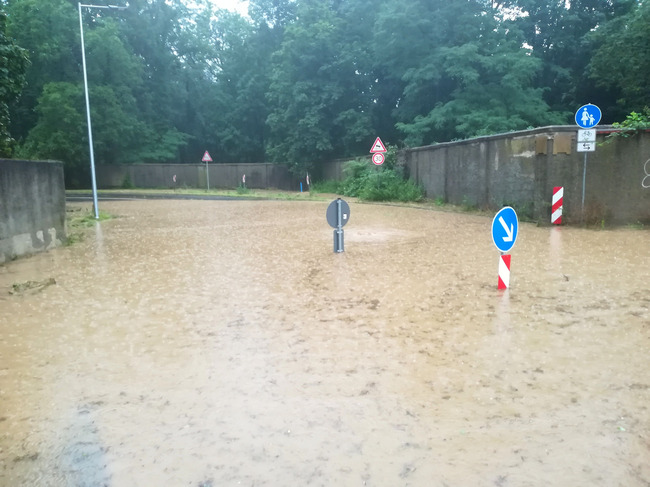 Überflutung in der Bornheimer Eichendorffstraße Überflutung in der Bornheimer Eichendorffstraße