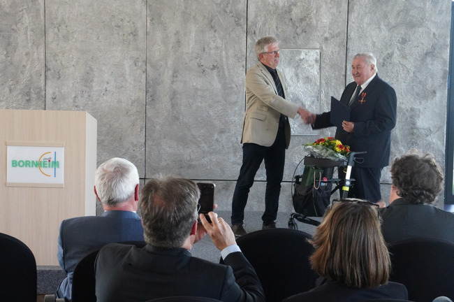 Bürgermeister Christoph Becker Gratuliert dem Ordensträger Franz Paffenholz