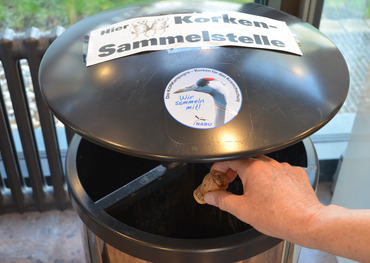 Korkensammelstelle in der Bürgerhalle im Bornheimer Rathaus