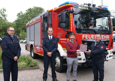 Bei der Übergabe: Einsatzbezirksführer Ost Gottfried Kreuzberg, stellvertretender Schriftführer Peter Turge, Stadtarchivar Jens Löffler und Löscheinheitsführer Wilfried Nork. Foto: Achim Busch