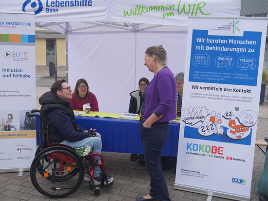 Sozialdezernentin Alice von Bülow am Stand der Ergänzenden unabhängige Teilhabeberatung (EUTB®) des Paritätischen im Rhein-Sieg-Kreis