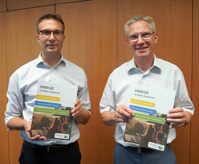 Thorsten Schmidt (links) und Ralf Cugaly präsentieren den neuen Sanierungsratgeber