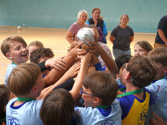 Ausgiebige Freude über den Wanderpokal