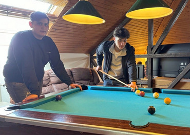 Jugendliche spielen Billard im Jugendtreff