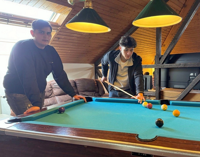 Jugendliche spielen Billard im Jugendtreff