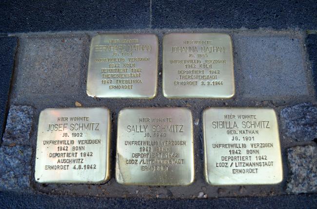 Auf den Stolpersteinen sind Namen und Schicksalsdaten eingraviert