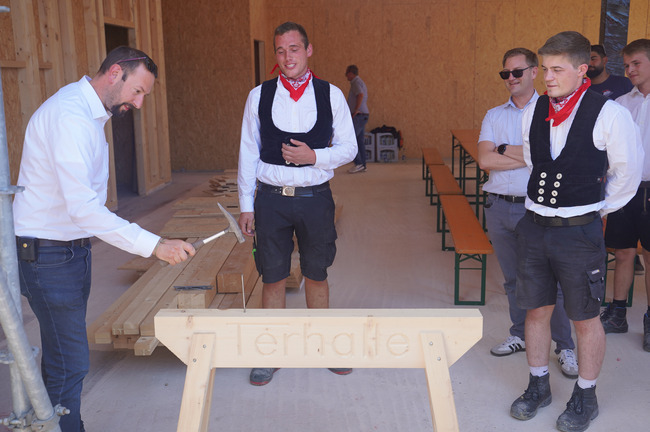 Den letzten Nagel schlug Bürgermeister Christian Mandt ein Den letzten Nagel schlug Bürgermeister Christian Mandt ein