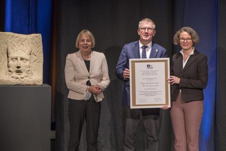 Bürgermeister Christoph Becker nimmt die Urkunde entgegen