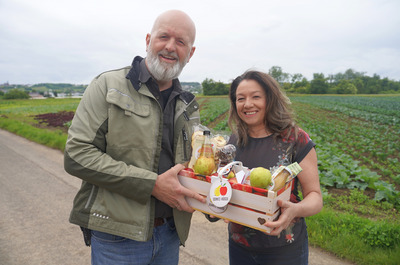 Tania Giorgi aus Köln mit dem Präsentkorb des Obstbaubetriebs Schmitz-Hübsch