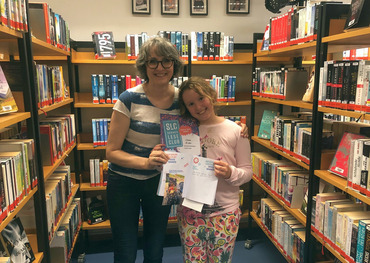 Leiterin Brigitte Nowak mit einer glücklichen Gewinnerin