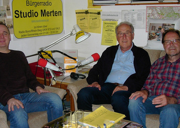 Zu Gast im Radio (v.l.): Benjamin Loosen und Gerd Brühl mit Otto Ganser. Foto: Studio Merten