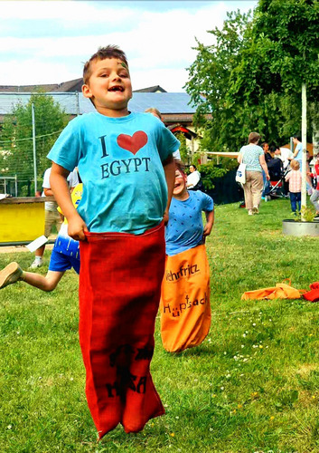 Große Freude beim Sackhüpfen