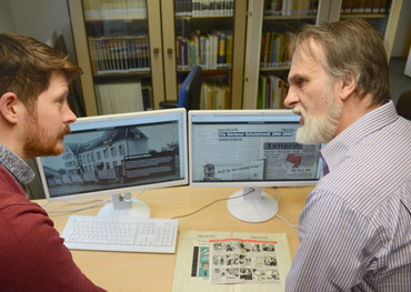 Im Austausch über die Mertener Schulchronik (v.l.): Stadtarchivar Jens Löffler und Kunsthistoriker und Volkskundler Hans Schmidt